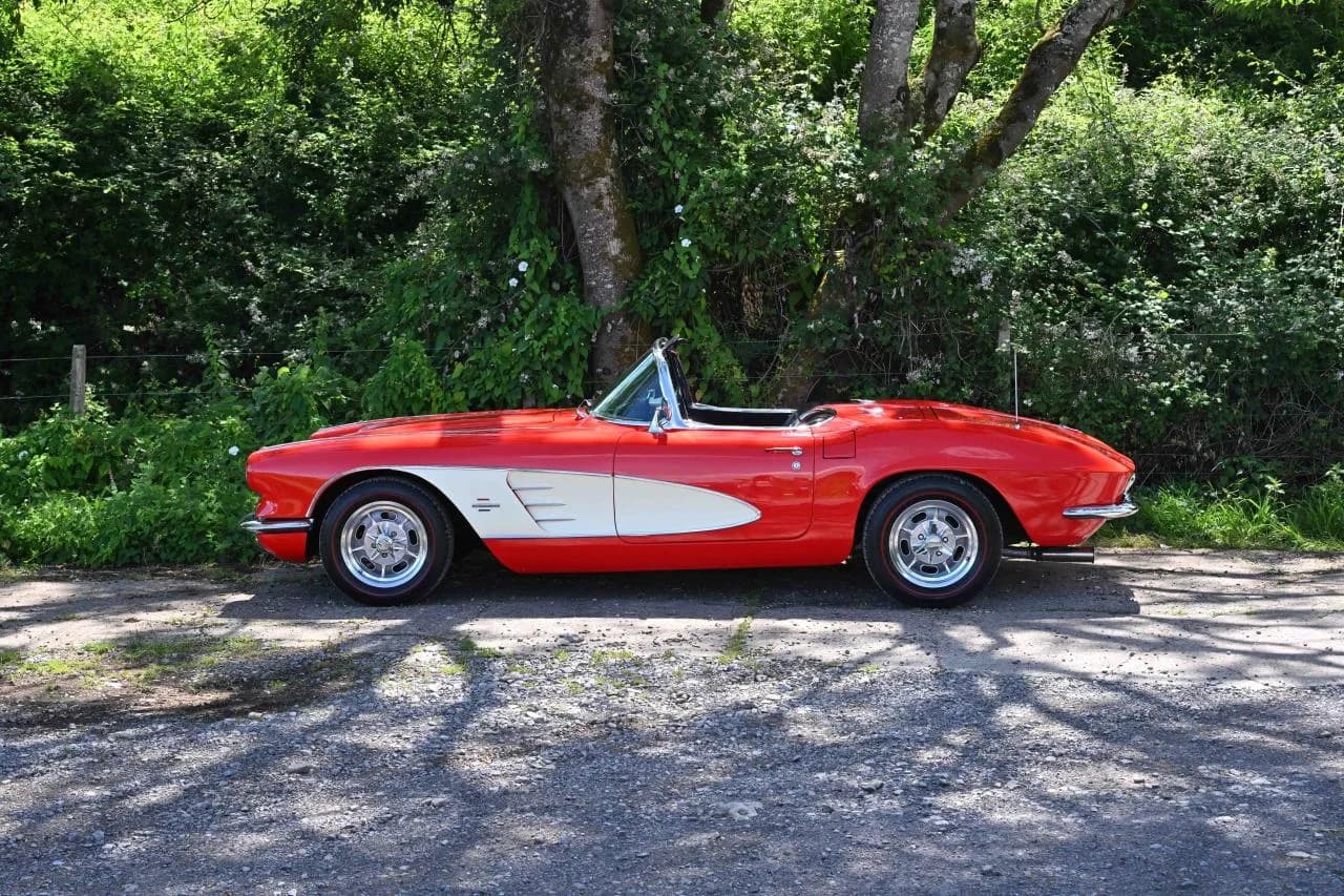 1961 Chevrolet Corvette C1 - Thumbnail 8
