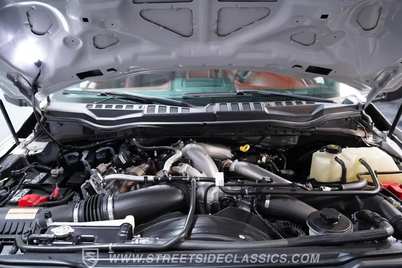 2021 Ford F-350  Platinum Crew Cab 4X4 - Thumbnail 3