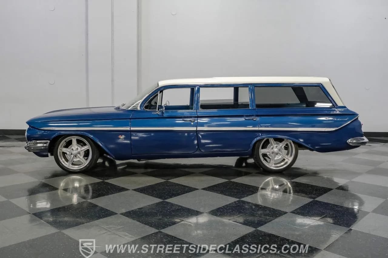 1961 Chevrolet Bel Air Parkwood Wagon - Thumbnail 2