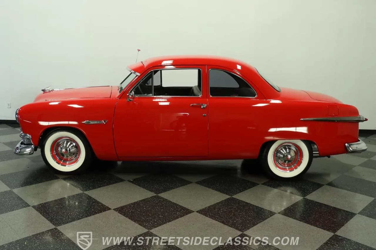 1951 Ford Deluxe - Thumbnail 2